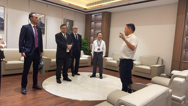 英國駐華貿易使節倪樂思(Lewis Neal)一行到訪四方光電